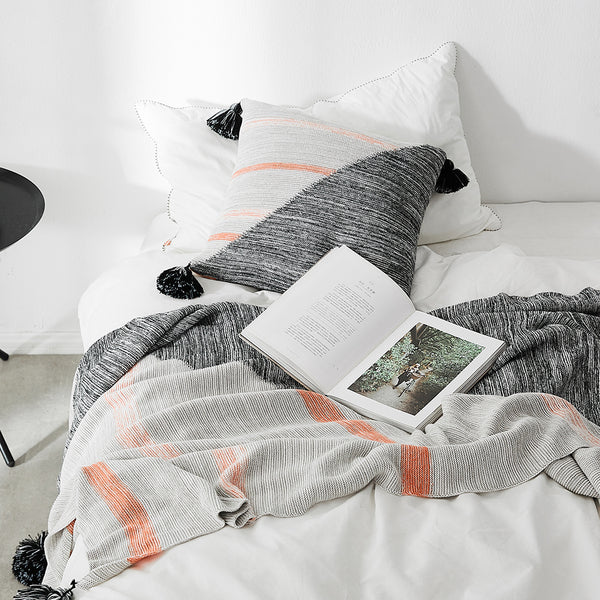 Multifunctional Knitted Blanket